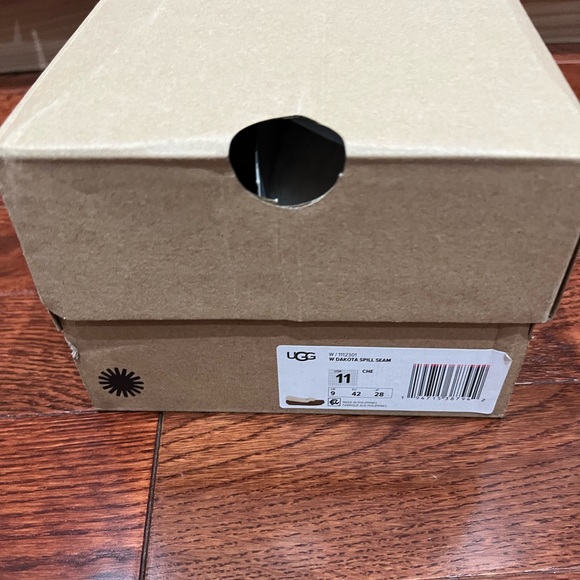 BNIB UGG Women Dakota Spill Seam Suede Shearling Lining Fur Chestnut Size 11 - Picture 15 of 15